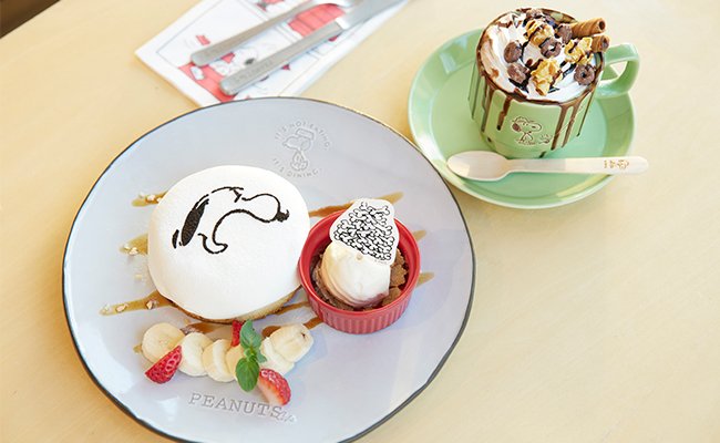 PEANUTS Cafeの新メニュー「スヌーピーの“RARF RARF”パンケーキ」と企画展連動メニューの「BackPack in フェイバリットココア」