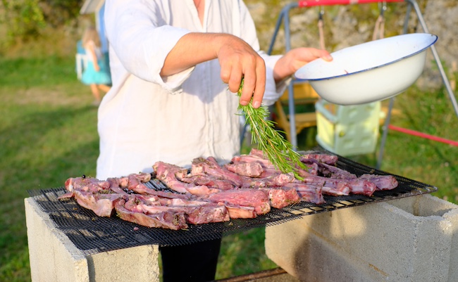 子ヤギの肉を炭火で焼いている様子