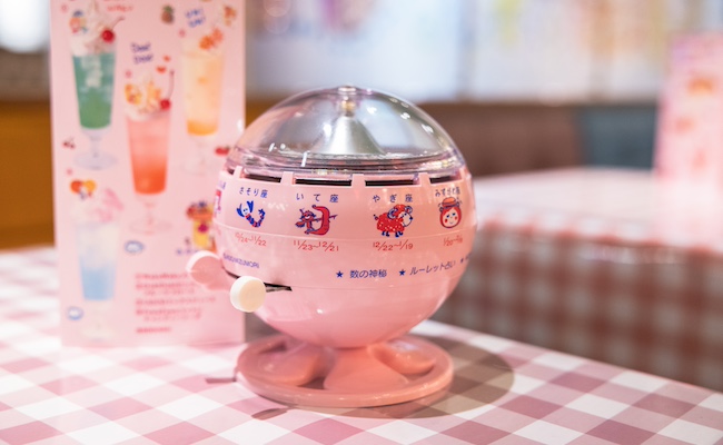 「水森亜土バージョンのルーレット式おみくじ器」