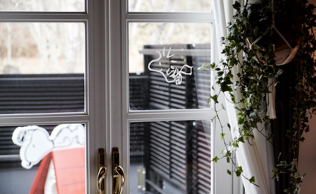 部屋の窓にあしらわれたウッドストックのデザイン