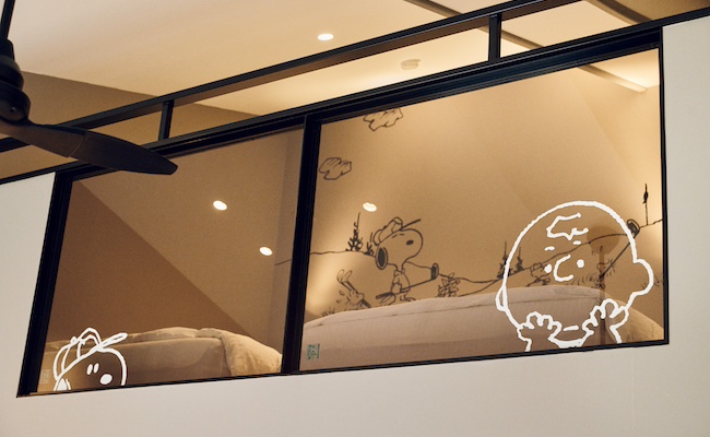 ロフトのガラスにあしらわれたチャーリー・ブラウンのデザイン