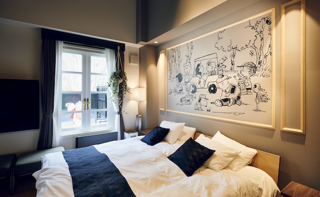 部屋にあるキングサイズのベッド