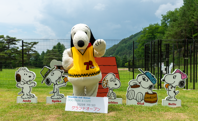 スヌーピーが『DOG PARK & SPIKE CAFE』を祝う様子